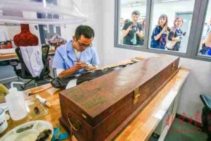 故宫文物修复技艺/一生只做一件事,故宫文物修复师令人肃然起敬