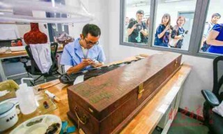 故宫文物修复技艺/一生只做一件事,故宫文物修复师令人肃然起敬